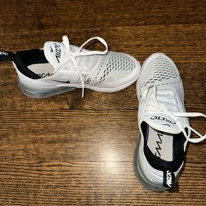 Nike 270 air max sneakers! Only worn twice and in perfect condition!
